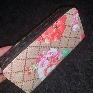 flower detailed clutch